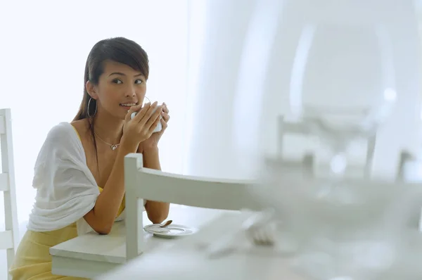 Mujer sentada en la mesa del café — Foto de Stock