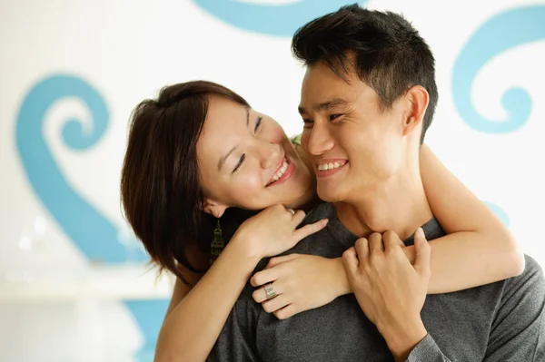 Mujer con brazo alrededor del hombre —  Fotos de Stock