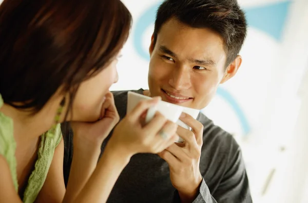 Pareja bebiendo de tazas —  Fotos de Stock