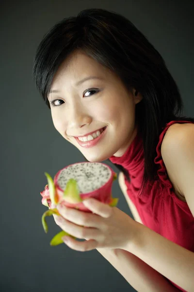 Woman with dragon fruit — Stock Photo, Image
