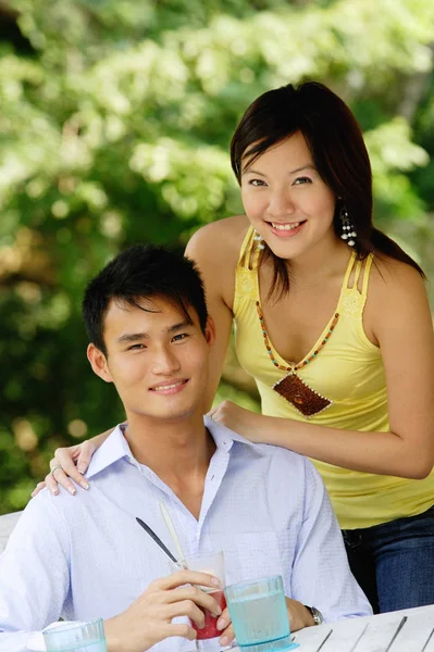 Casal sorrindo para a câmera — Fotografia de Stock