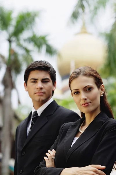 Empresario y empresaria frente a la mezquita — Foto de Stock