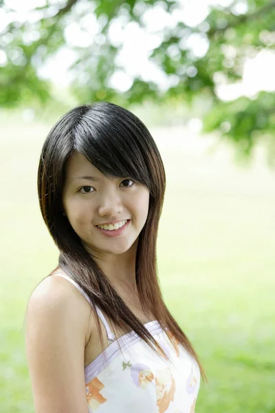 Young woman smiling at camera — Stock Photo, Image