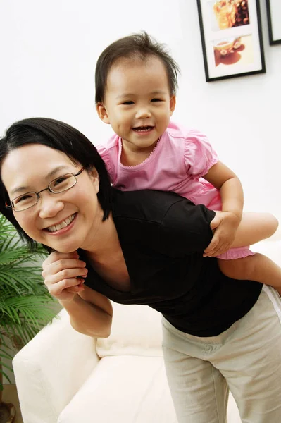 Madre con hija dibujo — Foto de Stock