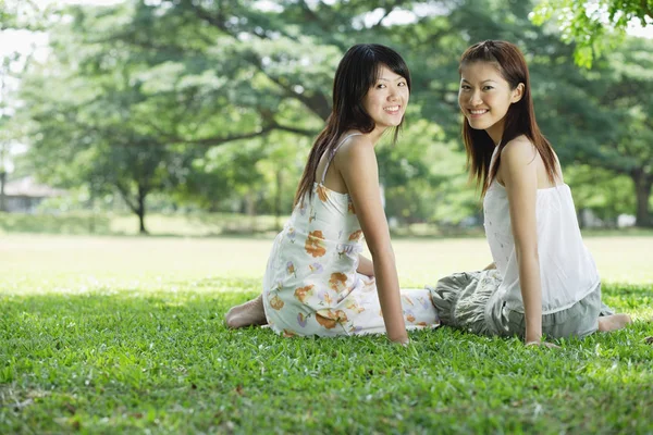 Mujeres jóvenes en el parque —  Fotos de Stock