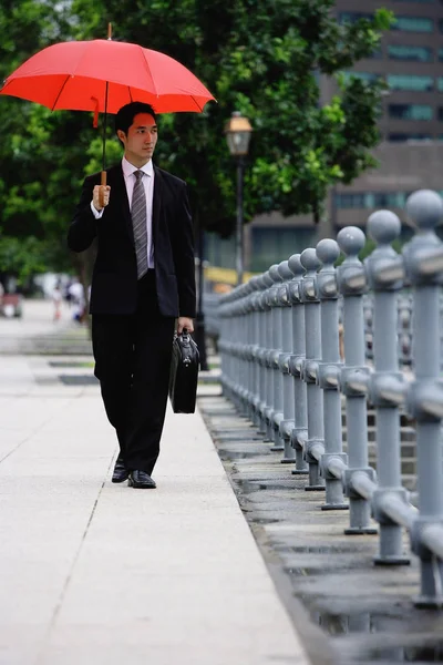 Empresário andando na rua — Fotografia de Stock