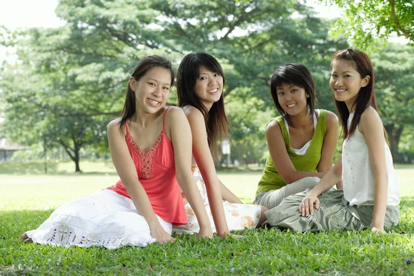 Junge Frauen sitzen im Park — Stockfoto