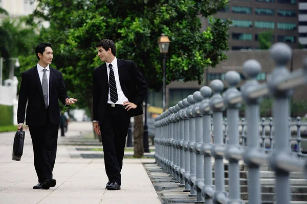 Dois homens de negócios caminhando — Fotografia de Stock