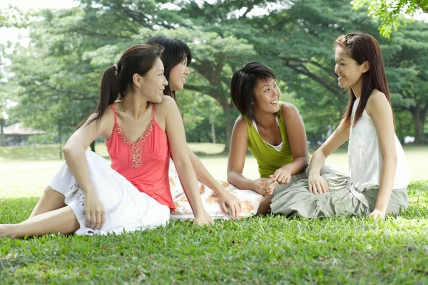 Mujeres sentadas en el parque — Foto de Stock