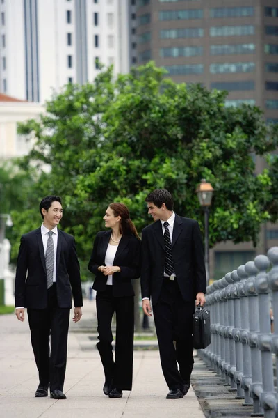 Gente de negocios caminando — Foto de Stock