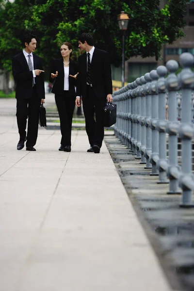 Gente de negocios caminando — Foto de Stock