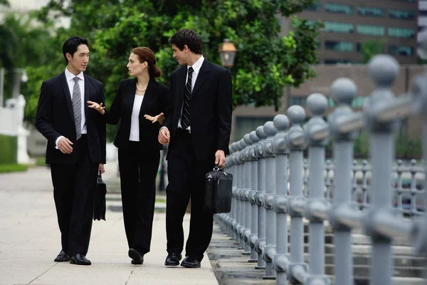 Gente de negocios caminando — Foto de Stock