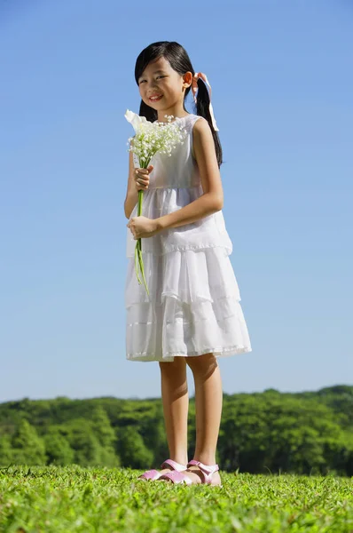 Chica sosteniendo ramo de flores — Foto de Stock