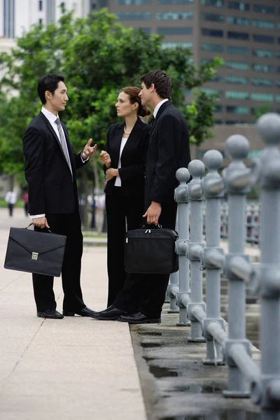 Gente de negocios hablando — Foto de Stock