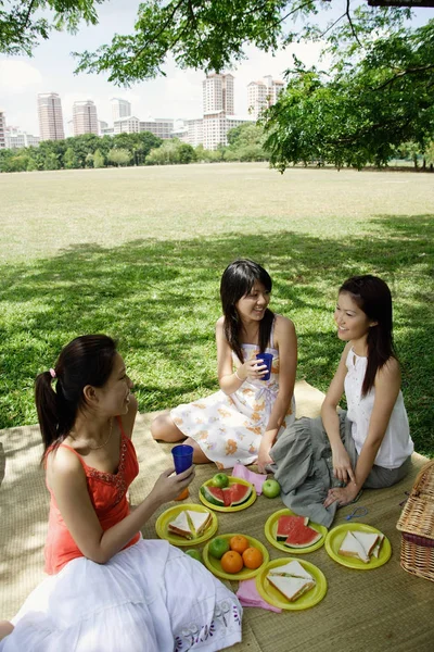 Τρεις γυναίκες στο πάρκο — Φωτογραφία Αρχείου