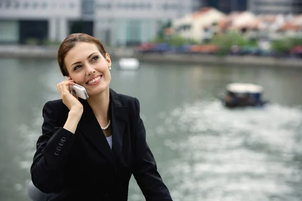 Femme d'affaires utilisant le téléphone mobile — Photo