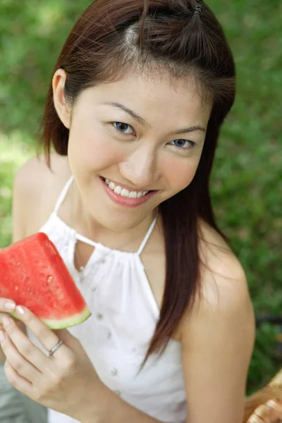 Frau mit Scheibe Wassermelone — Stockfoto