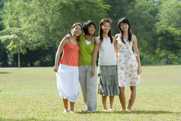 Donne in piedi fianco a fianco — Foto Stock