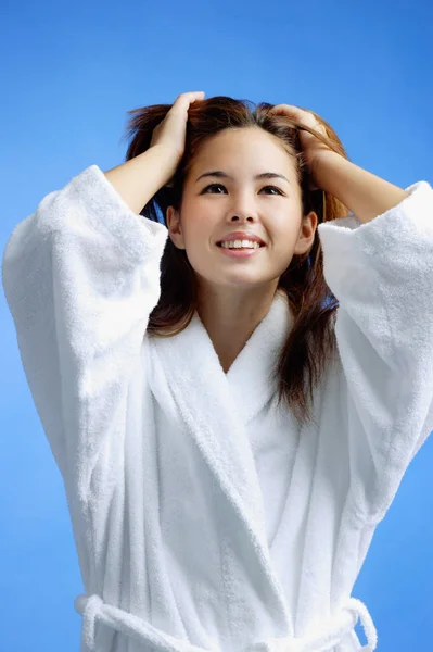 Wanita mengenakan jubah mandi putih — Stok Foto
