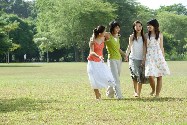 Jonge vrouwen in park — Stockfoto