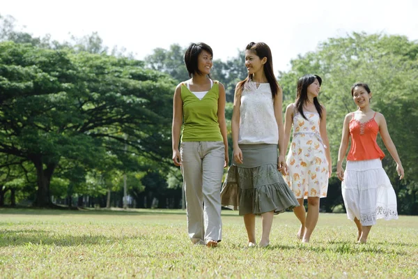 Frauen gehen über Feld — Stockfoto