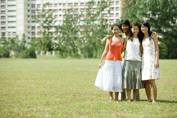 Mujeres de pie juntas — Foto de Stock