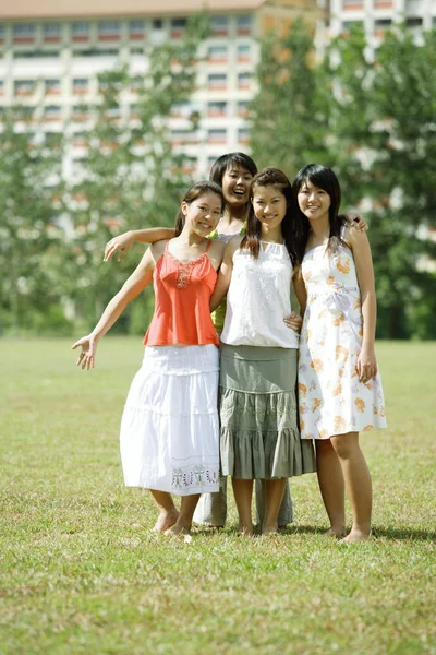 Mujeres sonriendo a la cámara — Foto de Stock