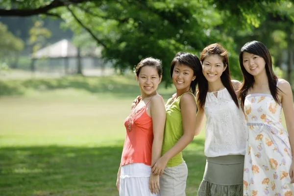 Mujeres jóvenes de pie lado a lado — Foto de Stock