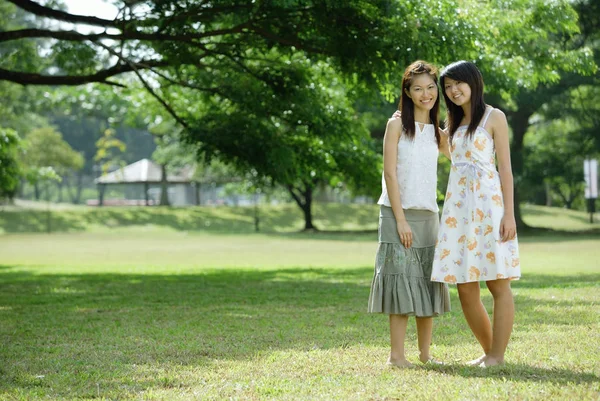 Two young women in park — Stock Photo, Image