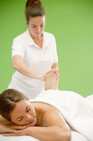 Vrouw liggend op een massagetafel — Stockfoto