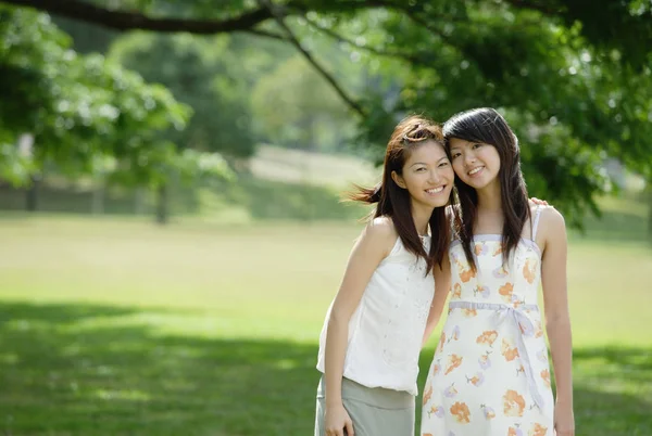 Deux jeunes femmes dans le parc — Photo