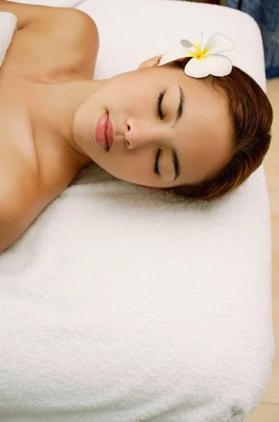 Vrouw massagetafel — Stockfoto