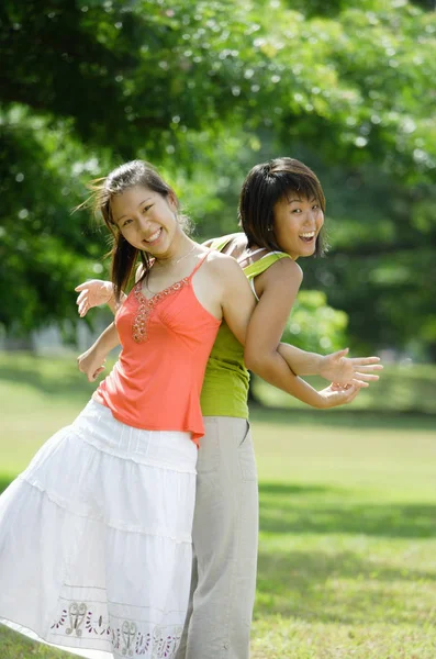Twee jonge vrouwen in het park — Stockfoto