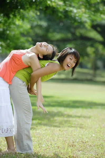 Twee jonge vrouwen in het park — Stockfoto