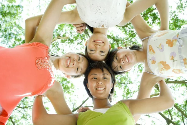 Mujeres jóvenes de pie lado a lado — Foto de Stock