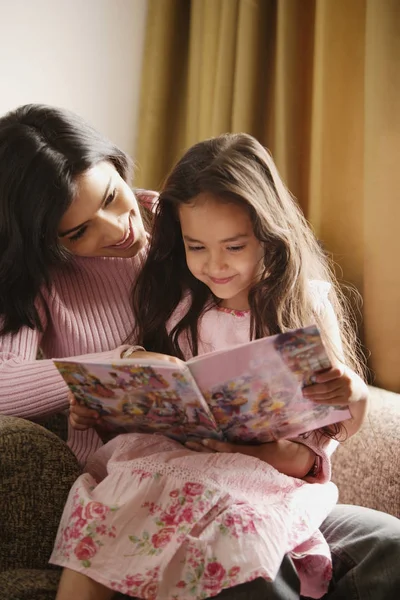 Madre e figlia guarda il libro di storie — Foto Stock