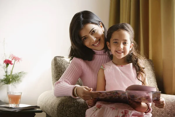 Bambina con madre — Foto Stock