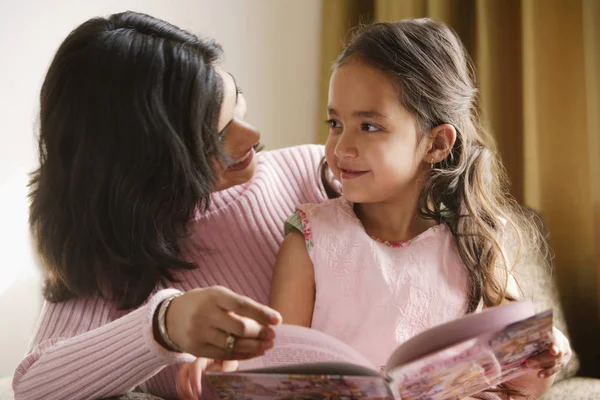 Madre mira a su hija — Foto de Stock