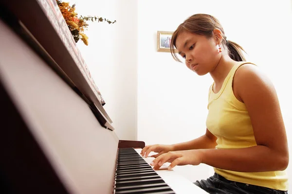 Menina tocando no piano — Fotografia de Stock
