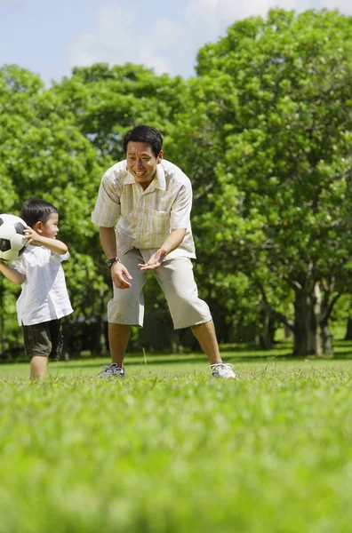 Om și fiu care dețin mingea de fotbal — Fotografie, imagine de stoc