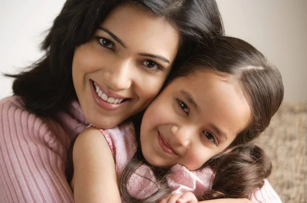 Primo piano di madre e figlia — Foto Stock