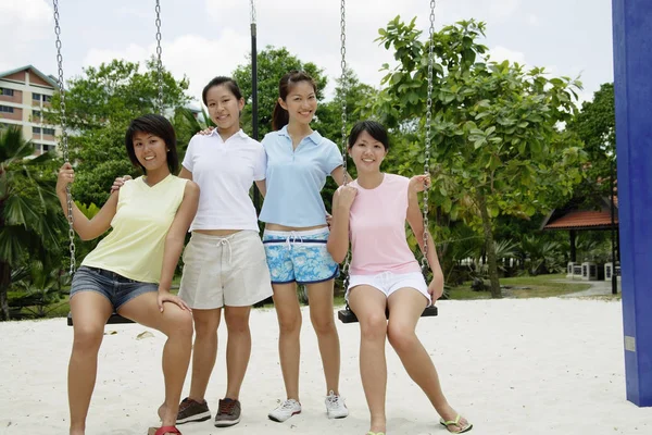 Jovens mulheres no parque infantil — Fotografia de Stock