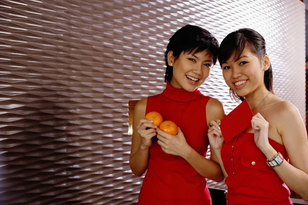 Vrouwen houden van sinaasappelen — Stockfoto