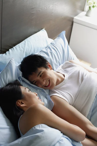 Pasangan berbaring di tempat tidur — Stok Foto