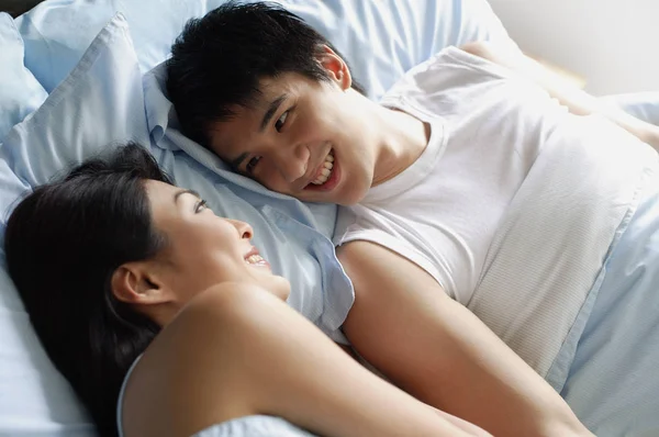 Счастливая пара в спальне — стоковое фото