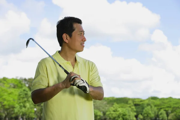 Hombre jugando al golf —  Fotos de Stock