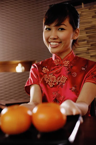 Donna in abito cinese — Foto Stock