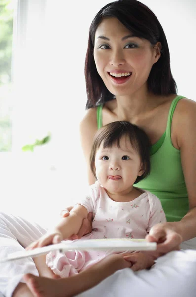 Madre con hija pequeña — Foto de Stock