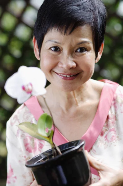 Woman with flower smiling — Stock Photo, Image