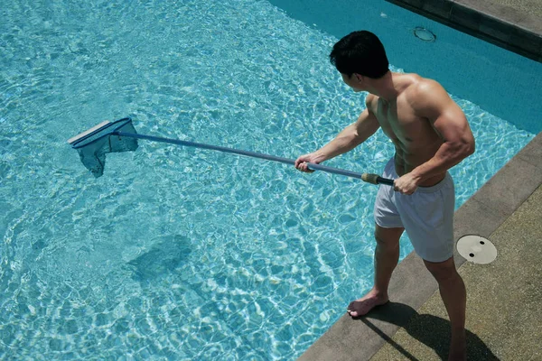 Άνθρωπος καθαρισμού πισίνα — Φωτογραφία Αρχείου